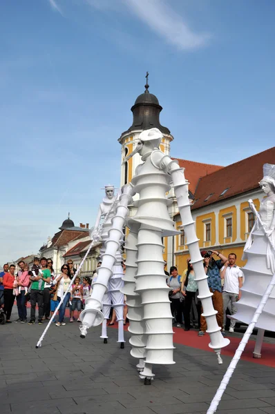 Sanatçı stilts, sokak Tiyatrosu — Stok fotoğraf