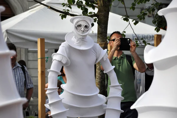 Artist on stilts, street theater — Stock Photo, Image