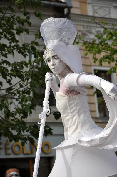 Artist on stilts, street theater — Stock Photo, Image