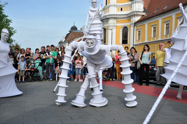 Sanatçı stilts, sokak Tiyatrosu — Stok fotoğraf