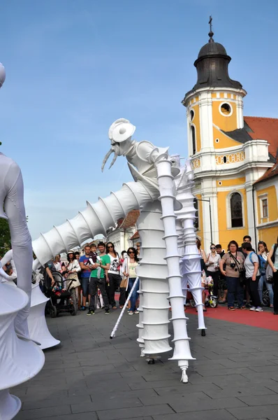 Artista em palafitas, teatro de rua — Fotografia de Stock