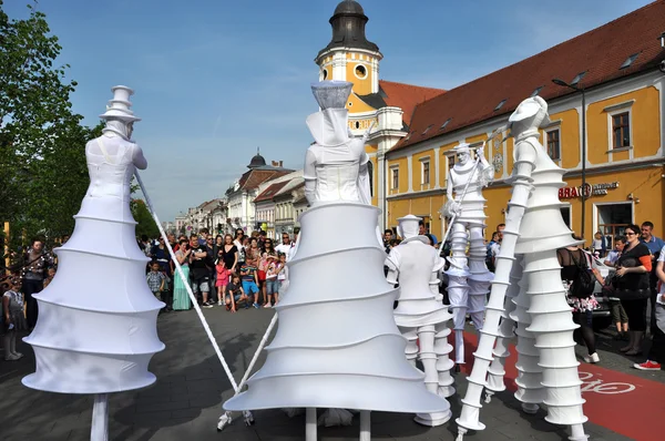 Artist on stilts, street theater — Stock Photo, Image