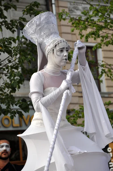 Artist on stilts, street theater — Stock Photo, Image