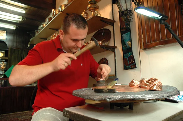 Artesãos mexendo um prato de cobre em Mostar — Fotografia de Stock