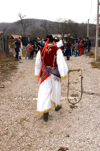 Άνθρωποι με παραδοσιακές φορεσιές γιορτάζει της Χειμώνας Καρναβάλι — Φωτογραφία Αρχείου