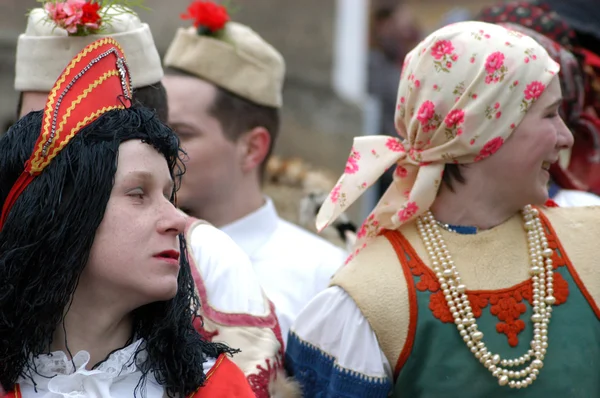 Люди в традиционных костюмах празднуют зимний карнавал — стоковое фото