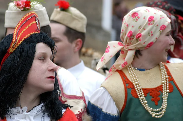 Människor i traditionella dräkter fira vinter karnevalen — Stockfoto