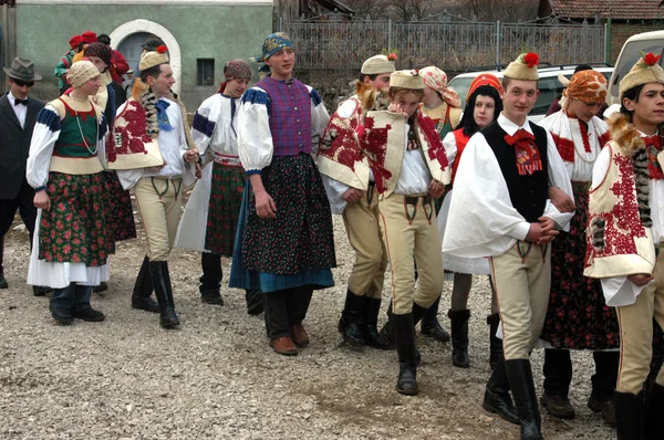 Gente con trajes tradicionales celebrando el carnaval de invierno — Foto de Stock