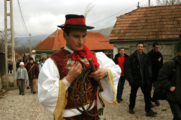 Gente con trajes tradicionales celebrando el carnaval de invierno — Foto de Stock