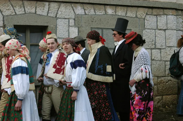 Pessoas em trajes tradicionais celebrando o carnaval de inverno — Fotografia de Stock