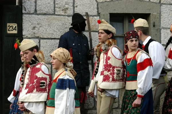 İnsanlar geleneksel kostümleri kış karnavalı kutluyor — Stok fotoğraf