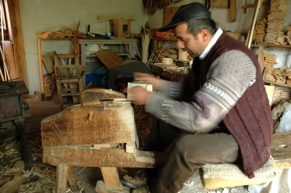 Carpenter handcrafting a wooden alpenhorn — Stock Photo, Image