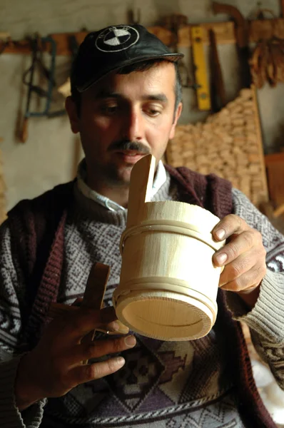 Carpenter handcrafting a wooden alpenhorn — Stock Photo, Image