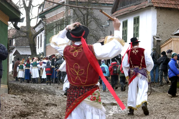 Människor i traditionella dräkter fira vinter karnevalen — Stockfoto