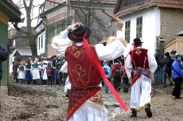 Lidé v tradičních krojích slaví zimní karneval — Stock fotografie