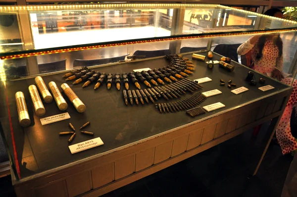 Armes exposées au Musée des restes de guerre à Saigon, Vietnam — Photo