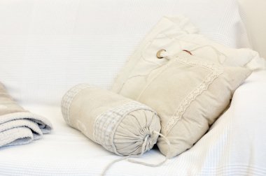 Beyaz ve sarı yastık yatak