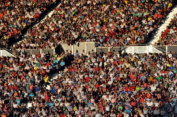 Menigte van mensen bij een voetbalwedstrijd — Stockfoto