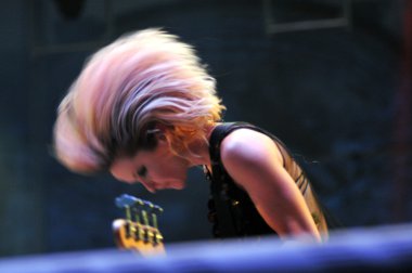 Metro Sahne Alanı'nda bir konser gerçekleştirir