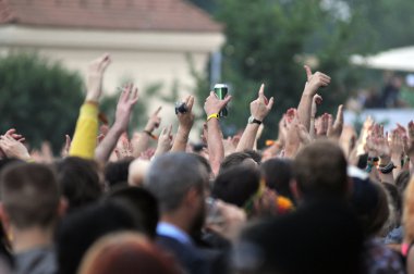 Canlı konser sırasında parti kalabalık