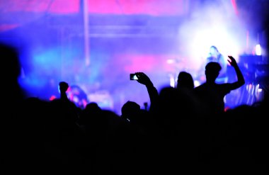 Bir konserde akıllı telefonlar ile fotoğraf çekmek insan kalabalığı