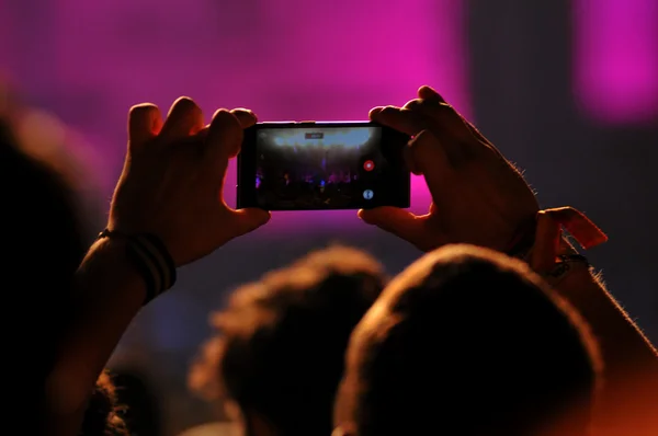 Bir konserde akıllı telefonlar ile fotoğraf çekmek insan kalabalığı — Stok fotoğraf