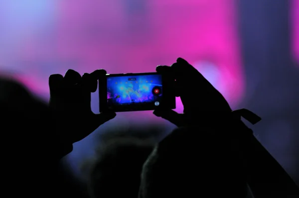 Crowd of people taking photos with smartphones at a concert — Stock Photo, Image