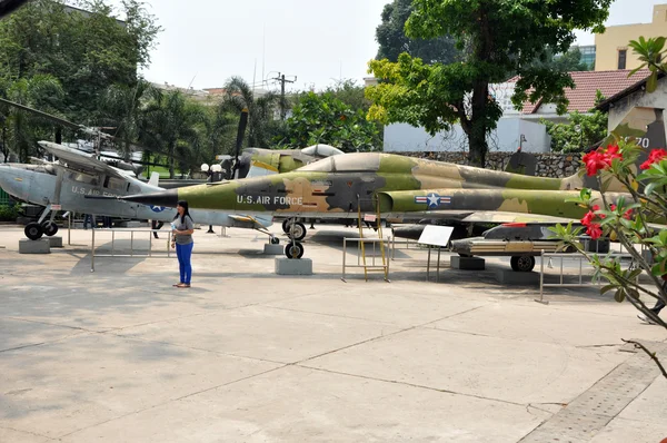 Самолет ВВС США в музее военных остатков. Сайгон, Вьетна — стоковое фото