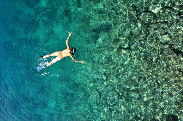 Mujer sexy haciendo snorkel en el mar tropical —  Fotos de Stock