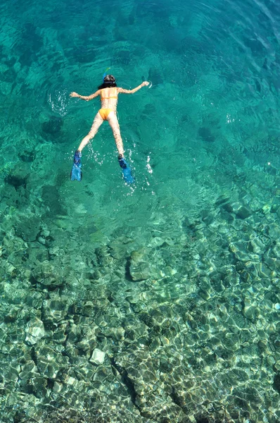 Jovem mulher snorkeling — Fotografia de Stock