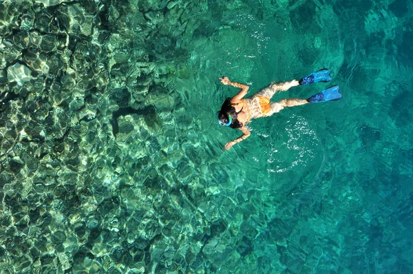 Jovem mulher snorkeling em água tropical — Fotografia de Stock