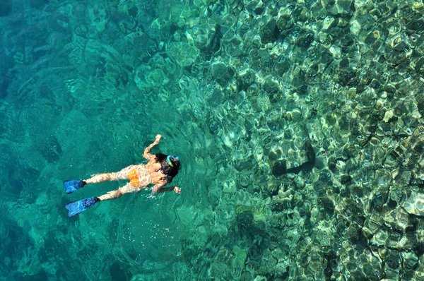 Mujer joven haciendo snorkel en agua tropical de vacaciones —  Fotos de Stock