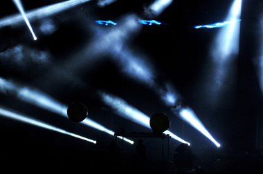 Sahne ışıkları bir konser sırasında