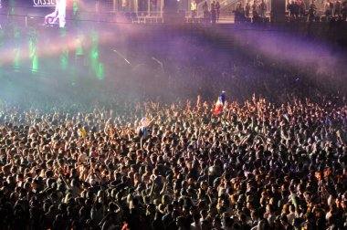 Parti kalabalık bir canlı konser