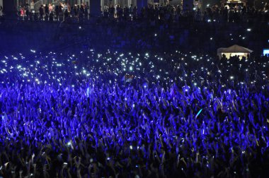 Parti kalabalık bir konserde