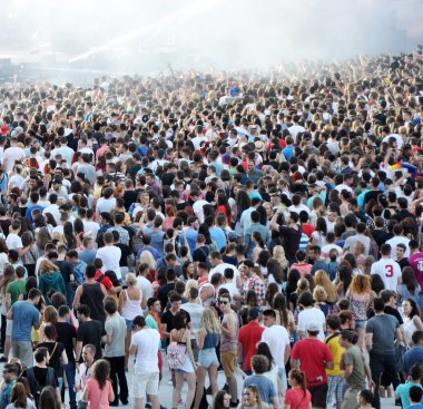 Kalabalık bir festival parti gençler