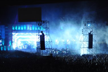 Parti kalabalık bir konserde