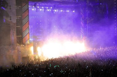 Parti kalabalık bir konserde