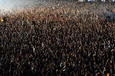 Ellerini bir konserde yükselterek insan kalabalığı