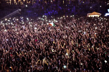 İnsanlar bir canlı konser