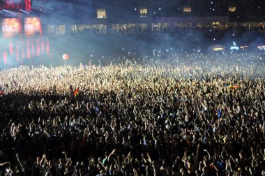 Konserde kalabalık