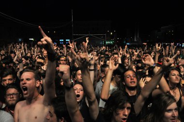 Headbang kalabalık bir rock konserinde