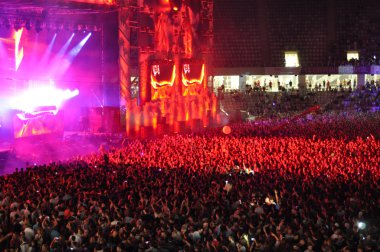 İnsanlar bir canlı konser