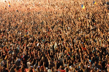DJ Sahne Alanı'nda canlı bir gösterisi yapar