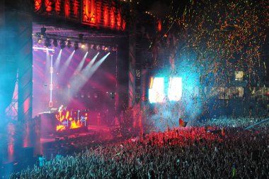 DJ Sahne Alanı'nda canlı bir gösterisi yapar