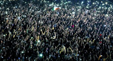 İnsanlar bir canlı konser