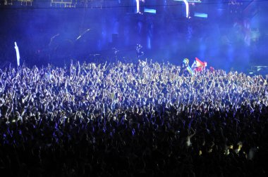 Parti kalabalık bir canlı konser