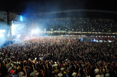 Ayrılık kalabalık insan David Guetta konser sırasında