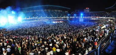 Ayrılık kalabalık insan David Guetta konser sırasında