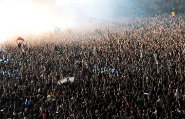 Ellerini bir konserde yükselterek insan kalabalığı